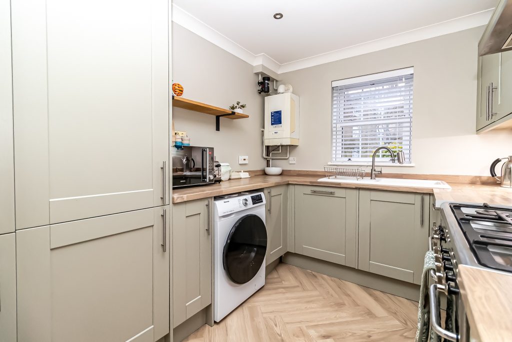 3 bedroom house Sold STC, Mountbatten Square, Southsea, PO4 – photo 9
