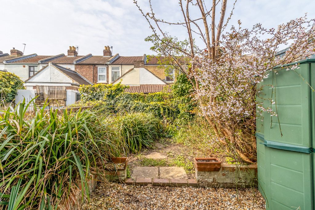 2 bedroom house Sold STC, Sutherland Road, Southsea, PO4 – photo 15