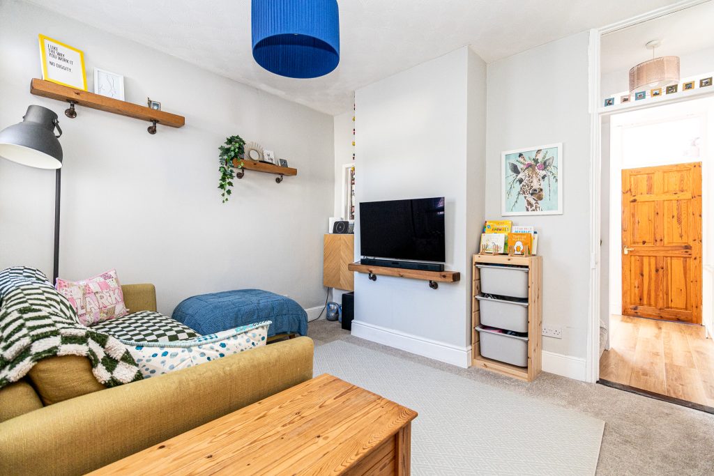 2 bedroom house Sold STC, Londesborough Road, Southsea, PO4 – photo 2
