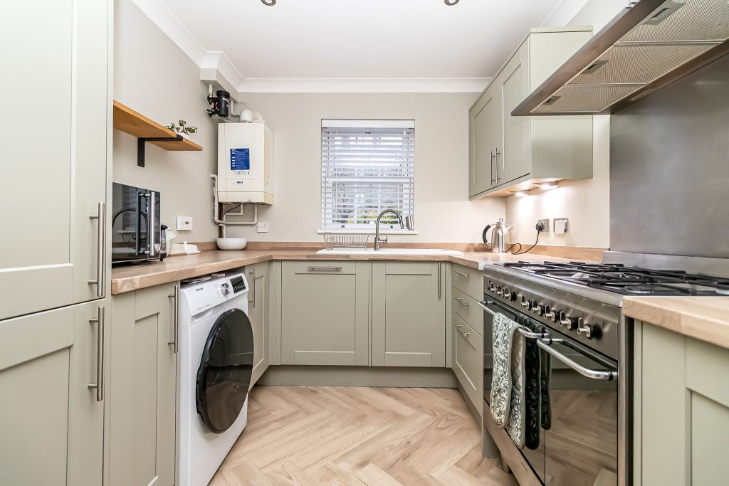 3 bedroom house Sold STC, Mountbatten Square, Southsea, PO4 – photo 2