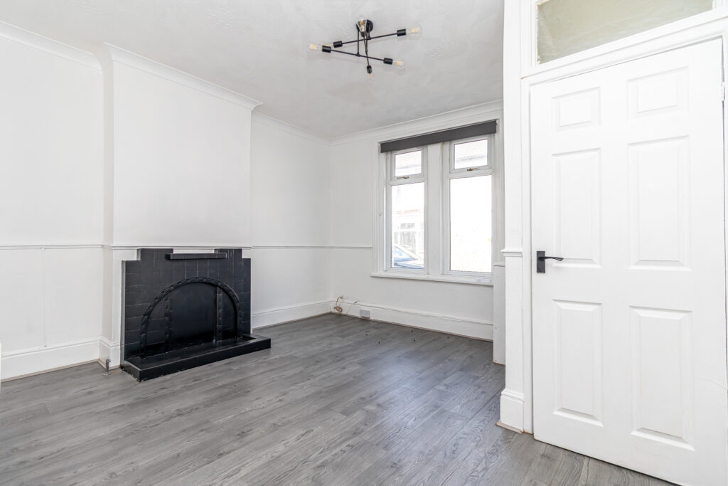 2 bedroom house Sold STC, Carisbrooke Road, Southsea, PO4 – photo 2