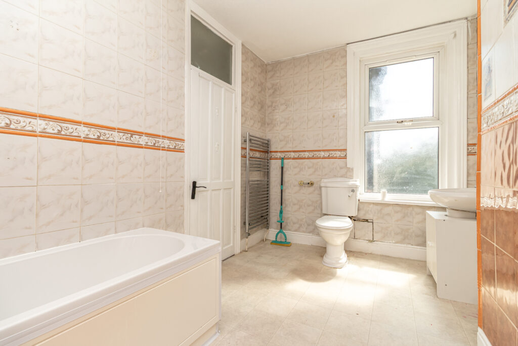 2 bedroom house Sold STC, Carisbrooke Road, Southsea, PO4 – photo 5