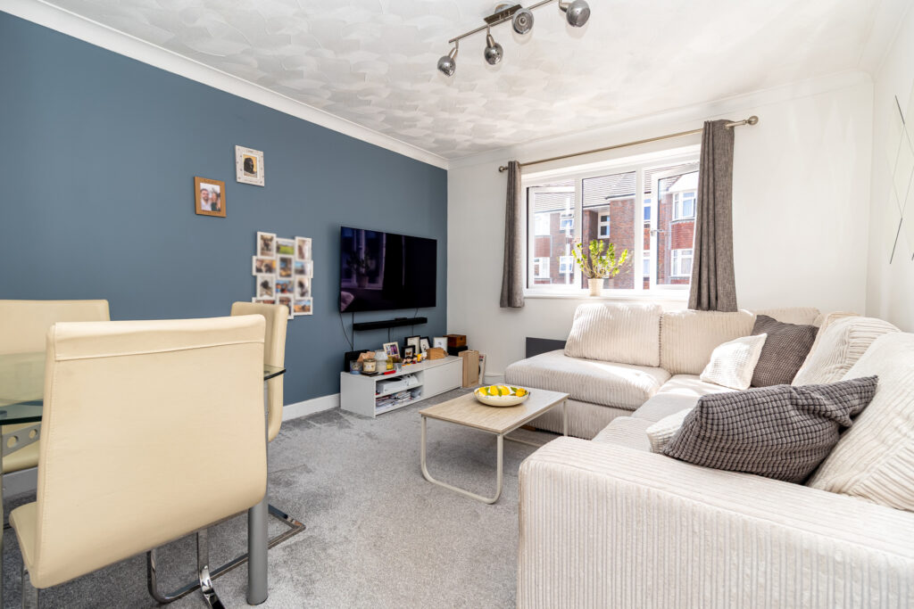 2 bedroom house Sold STC, Haslemere Road, Southsea, PO4 – photo 2