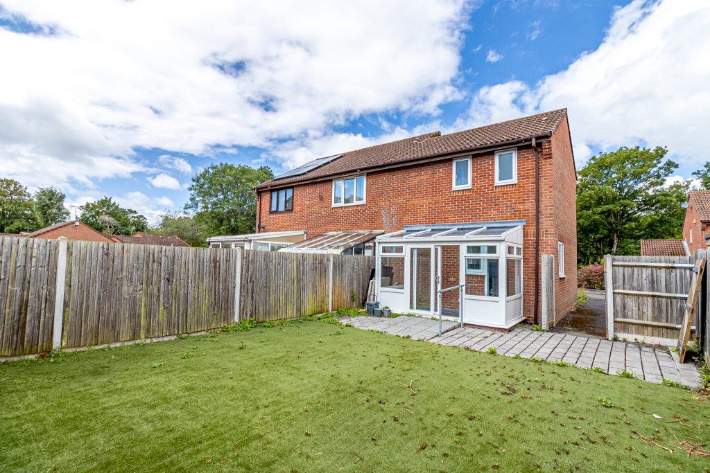 2 bedroom house Sold STC, Benham Drive, Portsmouth, PO3 – photo 8
