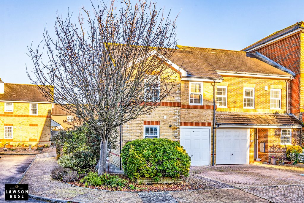 3 bedroom house Sold STC, Mountbatten Square, Southsea, PO4 – photo 6